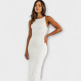 Eleganta maxi kleita bez piedurknēm ar drapējumiem